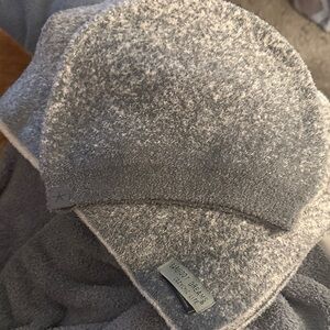 Barefoot Dreams Soft Heathered Greenish gray Beanie and scarf. NWOT. Tried on